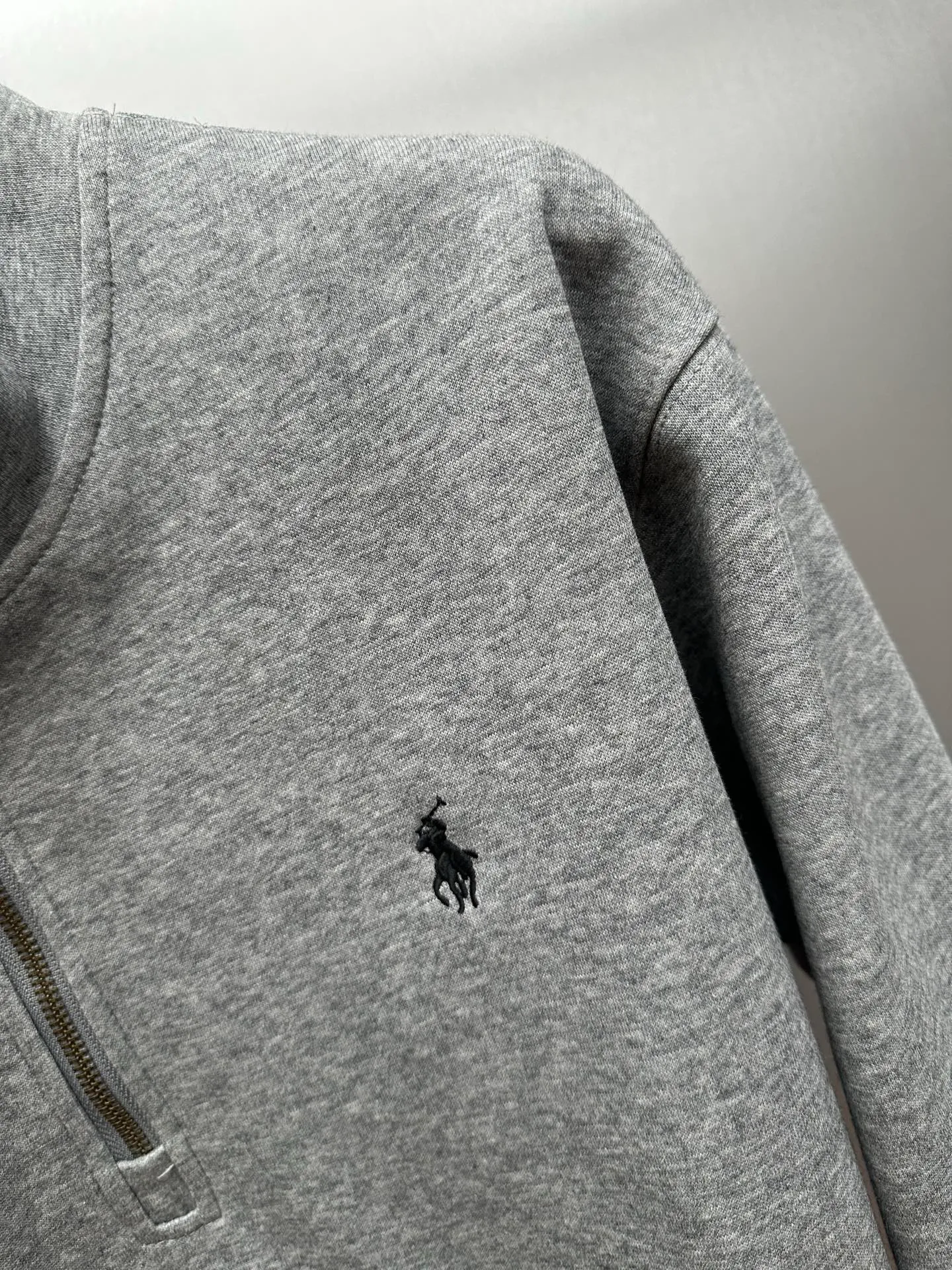 P250 Ralph Lauren/Ralph Lauren classic small logo embroidered turtleneck half-zip sweatshirt, simple and versatile ~ super delicate and soft, close to the body without being tied. Perfectly reflects the brand's sense of superiority. The cut is standard, comfortable to stretch, unrestricted in movement, and highly practical to wear. Classic and simple style, with pony embroidery pattern on the chest, imported machines, three-dimensional and full. Original Polo brass zipper, three-dimensional windproof lapels, taking into account warmth and cool lines, full of coolness, half-open lazy mode. The fit is loose, whether worn alone or layered, you can wear different styles of fashion with just one piece. Color: black, white, gray, brown, navy. Size: S-xL